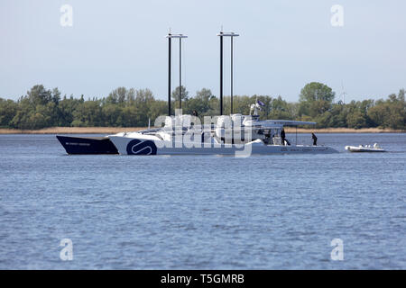 Hamburg, Deutschland. 25 Apr, 2019. Die Wasserstoff-betriebenen Schiff 'Beobachter' wird auf der Elbe segeln bei der Ankunft im Hafen von Hamburg. Der Katamaran ist 30 Meter lang und fast 13 Meter breit, ist in der Lage, seine eigenen Wasserstoff aus Meerwasser zu produzieren und damit arbeitet ohne den Ausstoß von Treibhausgasen oder Feinstaub. Credit: Bodo Marks/dpa/Alamy leben Nachrichten Stockfoto