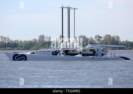 Hamburg, Deutschland. 25 Apr, 2019. Die Wasserstoff-betriebenen Schiff 'Beobachter' wird auf der Elbe segeln bei der Ankunft im Hafen von Hamburg. Der Katamaran ist 30 Meter lang und fast 13 Meter breit, ist in der Lage, seine eigenen Wasserstoff aus Meerwasser zu produzieren und damit arbeitet ohne den Ausstoß von Treibhausgasen oder Feinstaub. Credit: Bodo Marks/dpa/Alamy leben Nachrichten Stockfoto