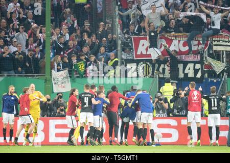 Yussuf POULSEN (auf dem Zaun, L) und die Leipziger Spieler feiern mit ihren Fans den Eintritt in das Finale in Berlin, Sieg, Jubel, Jubeln, Jubeln, Freude, Jubel, Jubel feiern, endgültige, vollständige Abbildung, Ventilator, Ventilatoren, Zuschauer, Fans, Anhänger, Ultra, Ultras, Fußball DFB-Pokal, Halbfinale, Hamburg Hamburg Hamburg (HH)-RB Leipzig (L) 1:3, am 23/04/2019 in Hamburg/Deutschland. € | Nutzung weltweit Stockfoto