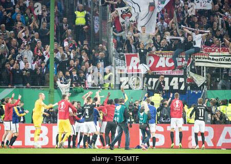 Yussuf POULSEN (auf dem Zaun, L) und die Leipziger Spieler feiern mit ihren Fans den Eintritt in das Finale in Berlin, Sieg, Jubel, Jubeln, Jubeln, Freude, Jubel, Jubel feiern, endgültige, vollständige Abbildung, Ventilator, Ventilatoren, Zuschauer, Fans, Anhänger, Ultra, Ultras, Fußball DFB-Pokal, Halbfinale, Hamburg Hamburg Hamburg (HH)-RB Leipzig (L) 1:3, am 23/04/2019 in Hamburg/Deutschland. € | Nutzung weltweit Stockfoto