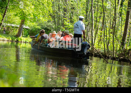 Berlin, Deutschland. 25 Apr, 2019. Touristen gehen auf dem Kanal auf der Burg Insel mit einem Spreekahn. Credit: Lisa Ducret/dpa/Alamy leben Nachrichten Stockfoto