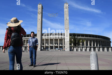 Berlin, Deutschland. 25 Apr, 2019. Touristen fotografieren sich selbst vor der Olympischen station. Quelle: Britta Pedersen/dpa-Zentralbild/dpa/Alamy leben Nachrichten Stockfoto