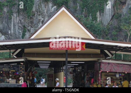 Takua Thung, Thailand. 04 Mär, 2019. Der Eingangsbereich zum Wat Suwan Kuha, auch genannt Wat Tham ('Höhlentempel'). Es ist eine buddhistische Tempelanlage in der Amphoe (Bezirk) Takua Thung in der Provinz Phang Nga (Phangnga) im Nordwesten von Thailand. Es besteht aus mehreren Kalksteinhöhlen mit Buddha Statuen. Eine besondere Attraktion für viele Besucher sind die zahlreichen macaque Affen, tummeln sich in den Vorplatz. Quelle: Alexandra Schuler/dpa/Alamy leben Nachrichten Stockfoto