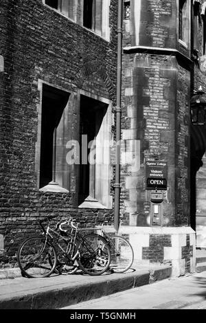 Schwarz und Weiß, Szene von' vor dem Eingang zum Queens' College, Cambridge, Cambridgeshire, England geparkt Stockfoto