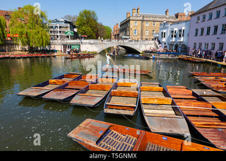 Leere Stocherkähne auf der Mühle Teich, Fluss Cam, Universitätsstadt Cambridge, Cambridgeshire, England Stockfoto