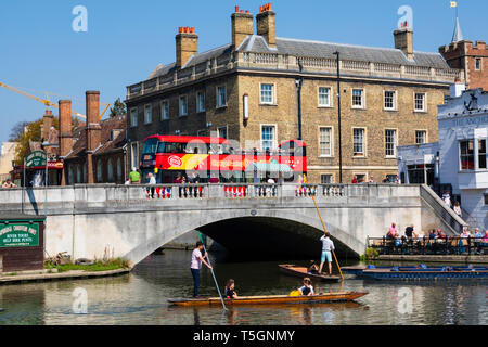 Stocherkähne auf der Mühle Teich mit Silver Street Bridge und Rundfahrten mit dem Bus. Universitätsstadt Cambridge, Cambridgeshire, England Stockfoto