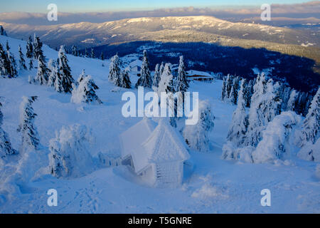 Deutschland, Bayern, Bayerischer Wald im Winter, Großer Arber, Schnee - Arber Kapelle verschlossen Stockfoto