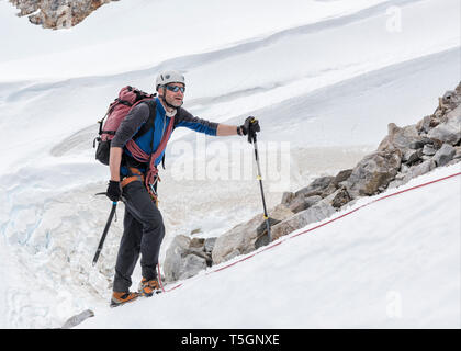 Grönland, Sermersooq, Kulusuk, Schweizerland Alpen, Bergsteiger im Schnee aufsteigender Berge Stockfoto
