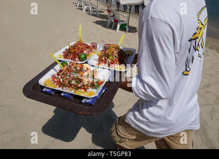 Ceviche wird am Strand serviert, Acapulco, Mexiko Stockfoto