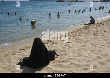 Frau in heißen religiöse Kleidung am Strand in Mexiko Stockfoto