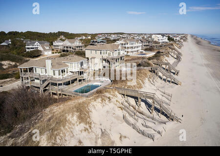USA. North Carolina, Corolla, Atlantik, Outer Banks, Wohnungen mit Blick auf die Küstenlinie Stockfoto