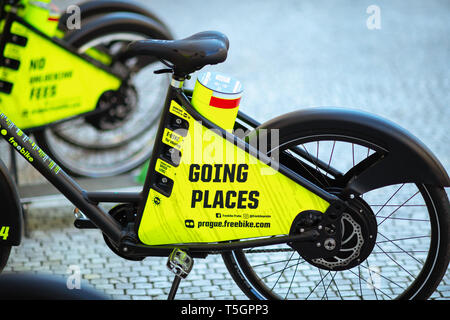 Prag - April, 15, 2019: Closeup auf dockless Elektrofahrrad am Platz der Republik in Prag in der Tschechischen Republik. Stockfoto