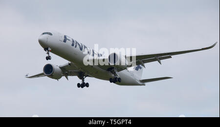 Finnair Airbus A350 XWB OH-LWB im Endanflug auf den Flughafen London-Heathrow LHR Stockfoto