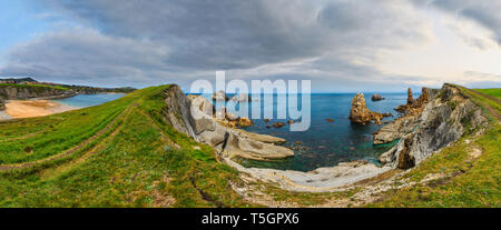 Arnia Strand (Spanien) und Sommer Atlantik Küste Landschaft. Mehrere Schüsse stitch hochauflösende Panorama. Stockfoto