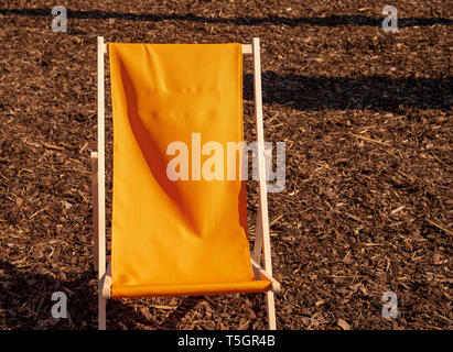 Leeren Liegestuhl mit orangefarbenem Stoffbezug warten auf Sommer Stockfoto