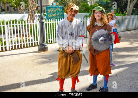 St. Augustine, Florida. Januar 26, 2019. Paar im 17 Jahrhundert Kleidung an der alten Stadt in Florida's historische Küste. Stockfoto