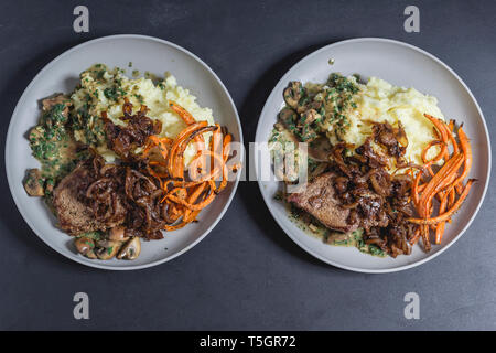 Rind Rumpsteak mit Pilzen - Senfsauce, Kartoffelpüree, geschmorte Zwiebeln und Karotten Streifen Stockfoto