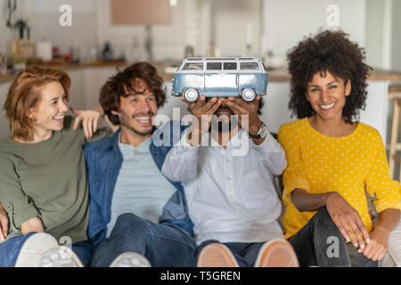 Freunde treffen Urlaub planen Stockfoto