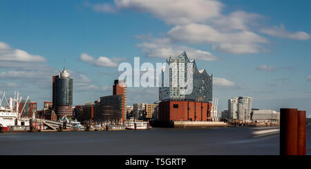 Lange Belichtung der Elbphilharmonie in Hamburg an einem sonnigen Tag mit Wolken im Himmel Stockfoto