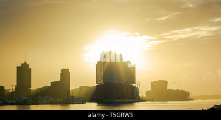 Silhouette der Elbphilharmonie und der Hafencity in Hamburg auf einem goldenen Sonnenaufgang Stockfoto