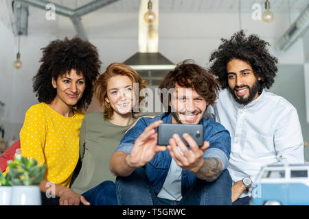 Freunde treffen Urlaub planen Stockfoto