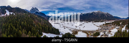 Deutschland, Bayern, Garmisch-Partenkirchen, Wettersteingebirge, Scheunen an einem verschneiten Wiese Stockfoto