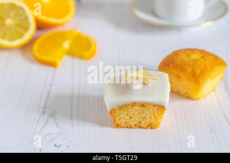 Zwei einzelne Citrus Kuchen auf einem hellen Hintergrund Stockfoto