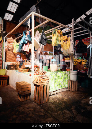 Latin Frau sitzen in Obst und Gemüse mit der mexikanischen Marktstand, San Pedro Cholula, Mexiko, im Januar 15, 2019 Stockfoto