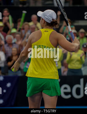 Ash Barty in Aktion und ihren Sieg für Australien feiert im 3. Gummi #Fed Cup Halbfinale v Belarus über Klaps-dachsparren Arena April 2019 Stockfoto