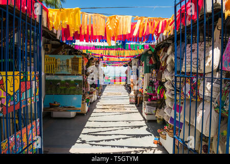 Olinda, Brasilien - ca. April 2019: Blick auf den Markt im historischen Zentrum von Olinda, Stadtbild von Recife im Hintergrund Stockfoto