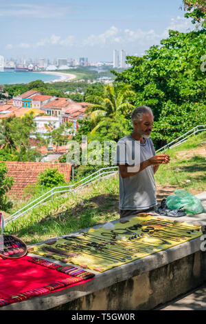 Olinda, Brasilien - ca. April 2019: Handwerker verkaufen Kunsthandwerk im historischen Zentrum von Olinda. Stockfoto
