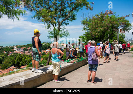 Olinda, Brasilien - ca. April 2019: Deutsche Touristen Sightseeing auf eine Führung durch die Altstadt von Olinda. Stockfoto