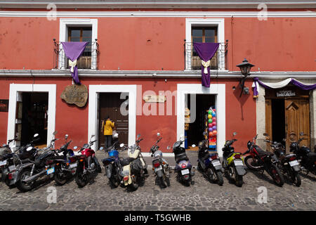 Guatemala Lateinamerika - eine Reihe von Motorräder außerhalb der Geschäfte, Antigua, Guatemala Mittelamerika Stockfoto