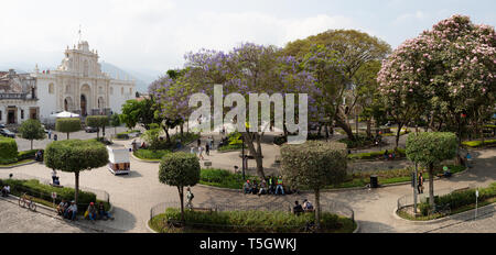 Antigua Guatemala - Panorama der Menschen im Parque Central, in der Plaza Mayor, Antigua Guatemala Lateinamerika Stockfoto