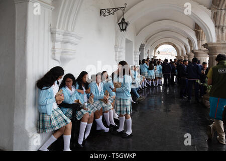 Guatemala Schulkinder in der Plaza Mayor, Antigua UNESCO-Weltkulturerbe, Antigua Guatemala Mittelamerika Stockfoto