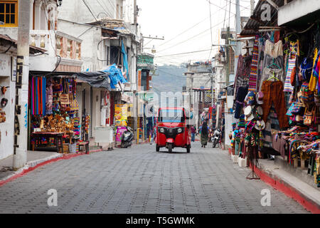 Guatemala Mittelamerika - Straßenszene mit tuk tuk Taxi, Stadt Santiago Atitlan, Guatemala Lateinamerika Stockfoto