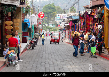 Guatemala Mittelamerika - Straßenszene mit tuk tuk Taxi, Stadt Santiago Atitlan, Guatemala Lateinamerika Stockfoto