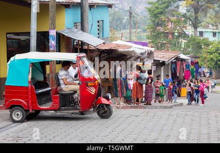 Guatemala Lifestyle, Lateinamerika - Straßenszene mit tuk tuk Taxi, Stadt Santiago Atitlan, Guatemala Lateinamerika Stockfoto