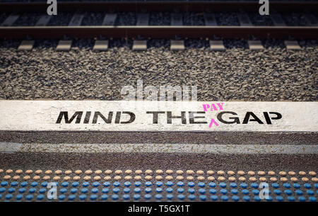 Gender Pay Gap, Verstand das Lohngefälle graffiti in Rosa, Gleichstellung Gleichstellung Konzept - Bild Stockfoto