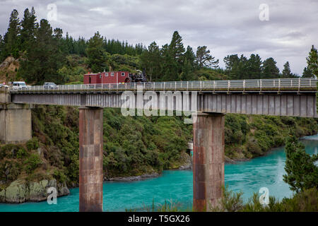 Eine Zugmaschine abschleppen Kabinen arbeitet sich durch den Waimakariri Schlucht Straße Richtung Sheffield, Neuseeland Stockfoto