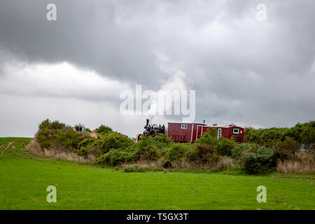 Eine Zugmaschine abschleppen Kabinen arbeitet sich durch den Waimakariri Schlucht Straße Richtung Sheffield, Neuseeland Stockfoto