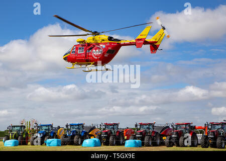 Kirwee, Canterbury, Neuseeland, 27. März 2019: Der westpac Hubschrauber hebt ab, nachdem man den Tag mit dem im Süden der Insel landwirtschaftliches Feld Stockfoto