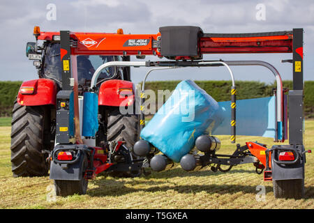 Kirwee, Canterbury, Neuseeland, 27. März 2019: eine Demonstration der Hay wrapper bei der Arbeit auf der Südinsel landwirtschaftliches Feld Tage Veranstaltung Stockfoto