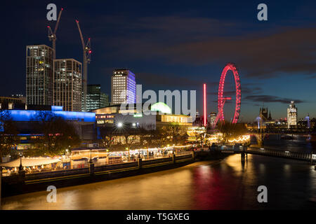 Vereinigtes Königreich, England, London, Queen Elizabeth Hall, Royal Festival Hall und dem London Eye entfernt an der Themse bei Nacht Stockfoto