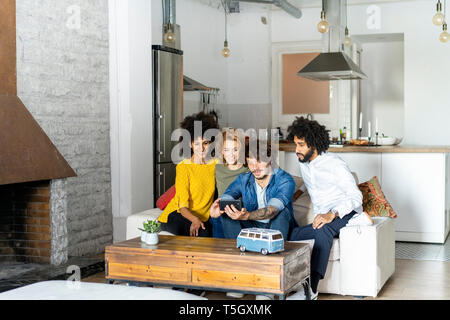 Freunde treffen Urlaub planen Stockfoto
