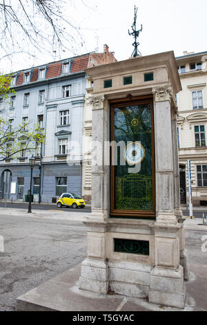 ZAGREB, KROATIEN - April, 2018: Historische meteorologische Pol Zrinjevac Park in Zagreb Aufnahme wurden Wetter seit 1884 Stockfoto