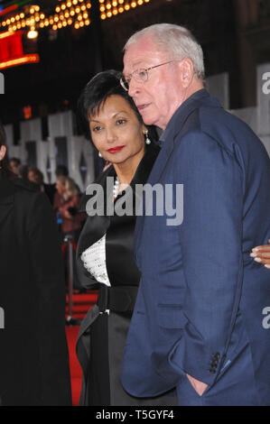 LOS ANGELES, Ca. Oktober 17, 2006: Michael Caine & Frau SHAKIRA im Rahmen der Weltpremiere in Hollywood, seines neuen Films "Prestige". Bild: Paul Smith/Featureflash Stockfoto