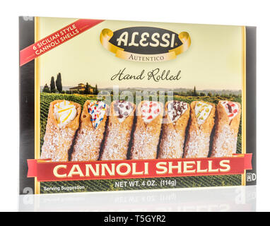 Winneconne, WI - 19. April 2019: ein Paket von Alessi hand cannoli Muscheln auf einer isolierten Hintergrund gerollt Stockfoto