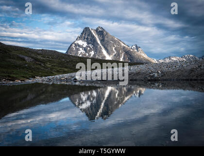 Grönland, Sermersooq, Kulusuk, Schweizerland Alpen, die Berge im Wasser spiegeln Stockfoto