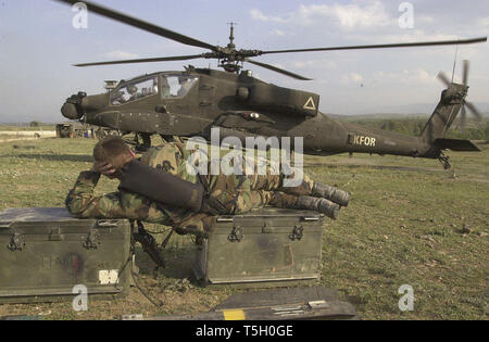 Oktober 16, 2008 - Mazedonien - ein amerikanischer Soldat Uhren ein AH-64 Apache Helikopter Aufwärmen für Sie an einer Luftfahrt schießwesen in Mazedonien am 24. April 2000 erfolgen. (Bild: © Bill Putnam/ZUMA Draht) Stockfoto